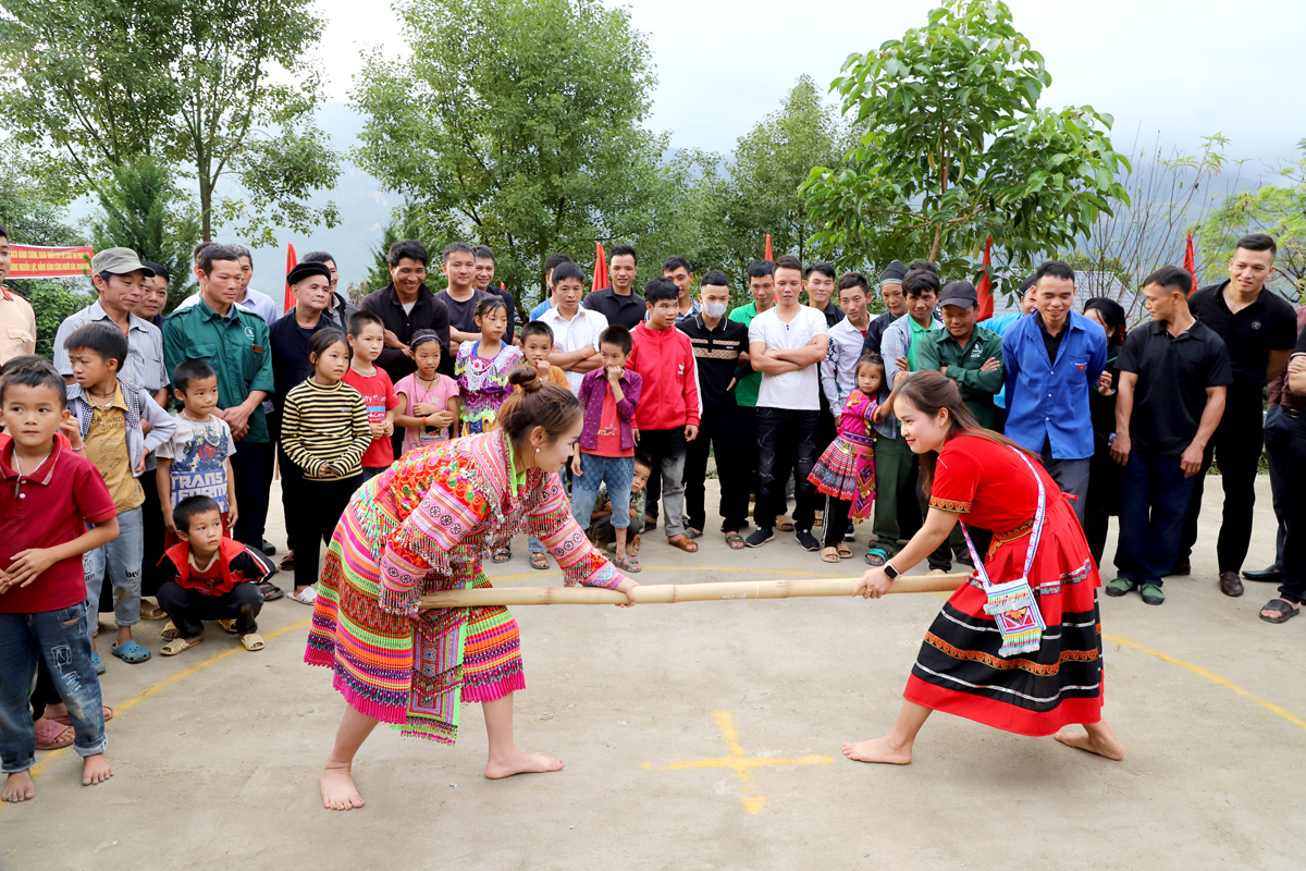 Người dân thôn Táo Thượng, xã Bản Ngò (Xín Mần) chơi trò chơi dân gian.     