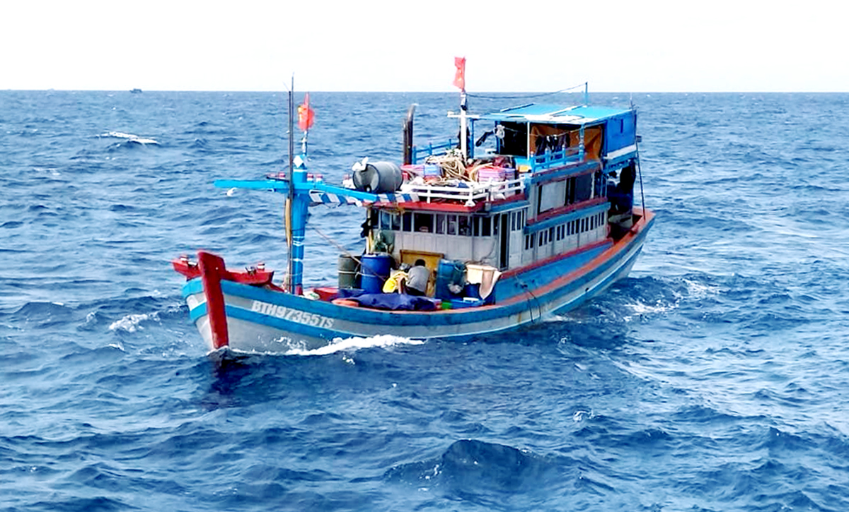 Tàu cá của ngư dân yên tâm vươn khơi khi có Nhà giàn DK1 làm điểm tựa.                               Ảnh: CTV
