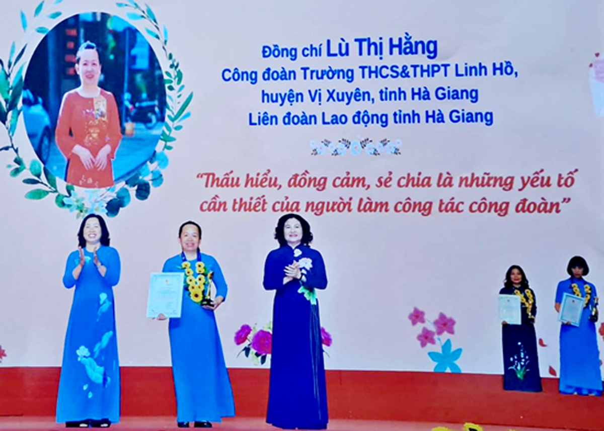 Chị Lù Thị Hằng nhận Giấy chứng nhận Trưởng ban Nữ công Công đoàn cơ sở tiêu biểu xuất sắc toàn quốc.
