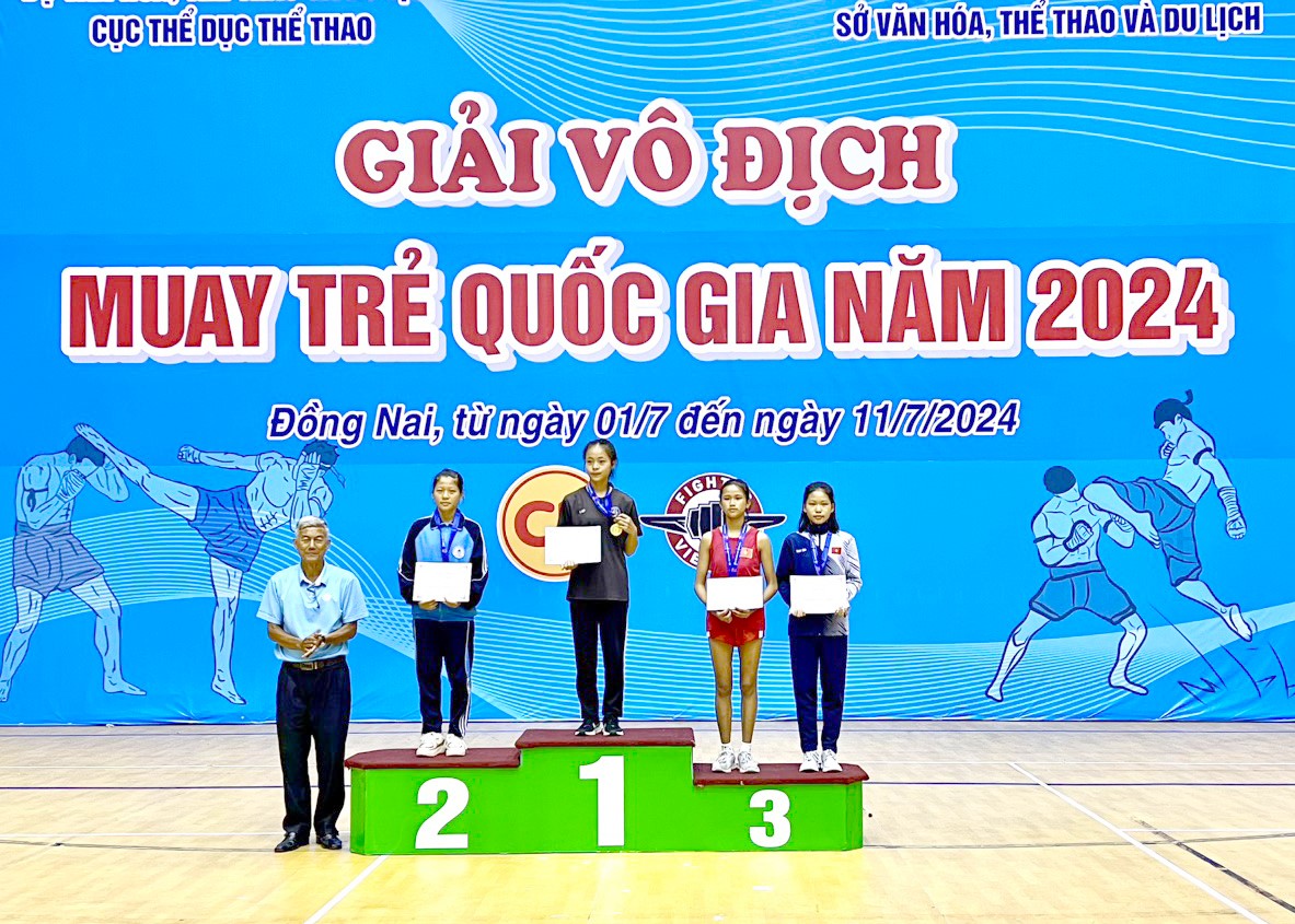 Vận động viên Chảo Thị Thanh Hằng của Hà Giang trên bục nhận Huy chương Vàng.  Ảnh: CTV