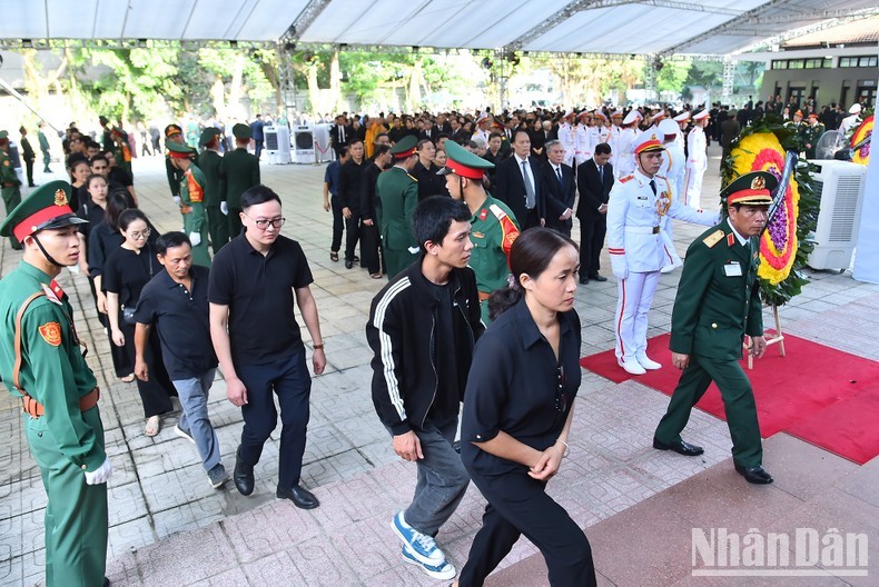 People from all walks of life pay their respect to General Secretary Nguyen Phu Trong.