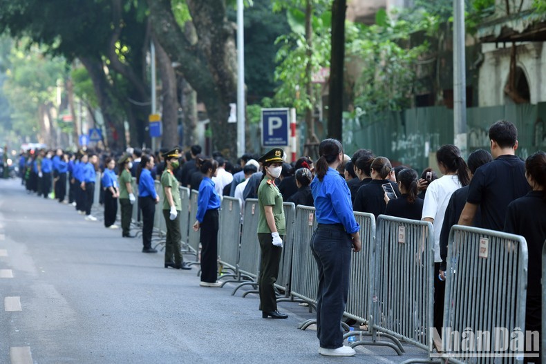 People wait in the streets leading to the National Funeral Home in Hanoi.