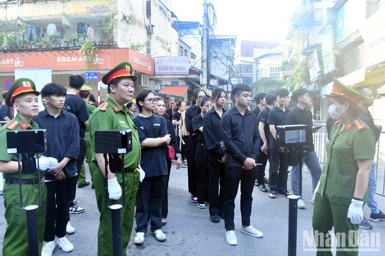 Public security officers instruct people to register for paying respects to General Secretary Nguyen Phu Trong.