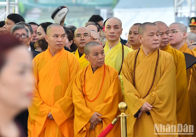 The delegation of Hanoi Buddhist monks and nuns wait to pay their respect to General Secretary Nguyen Phu Trong.