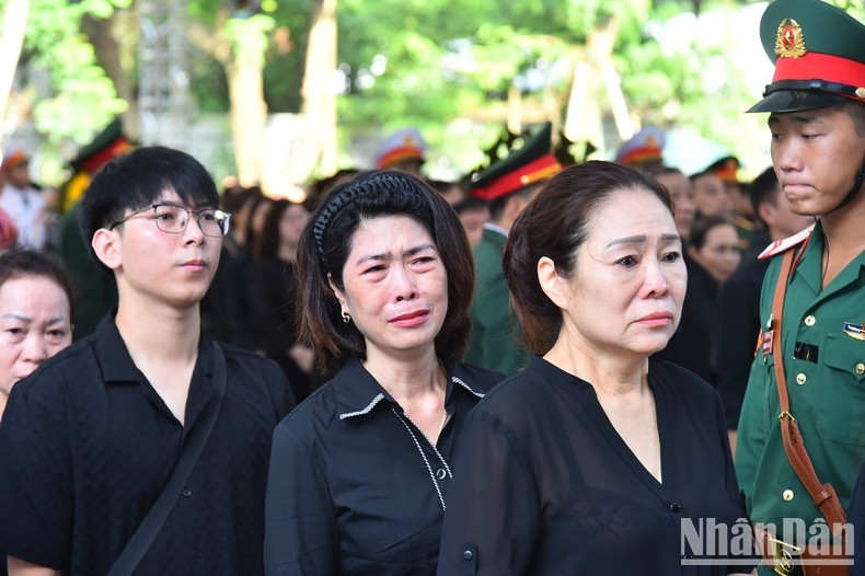 People could not hold back their tears when paying respect to General Secretary Nguyen Phu Trong.