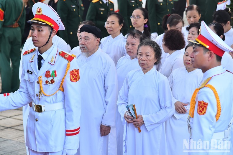 Cao Dai clerics and adherents pay their respect to General Secretary Nguyen Phu Trong.