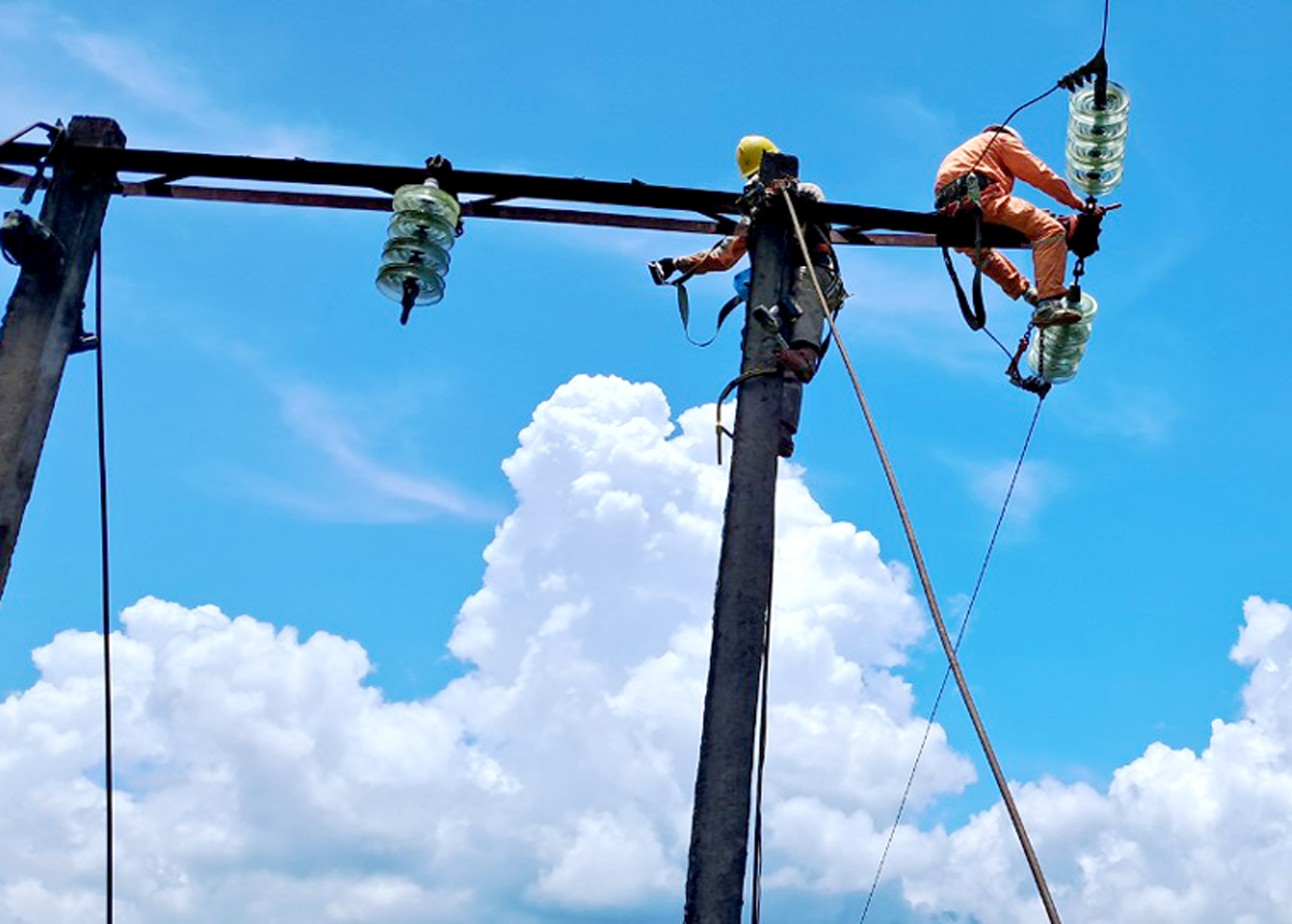 Công nhân Điện lực Hoàng Su Phì xử lý sự cố trên đường dây 35 KV thuộc địa phận xã Ngàm Đăng Vài.