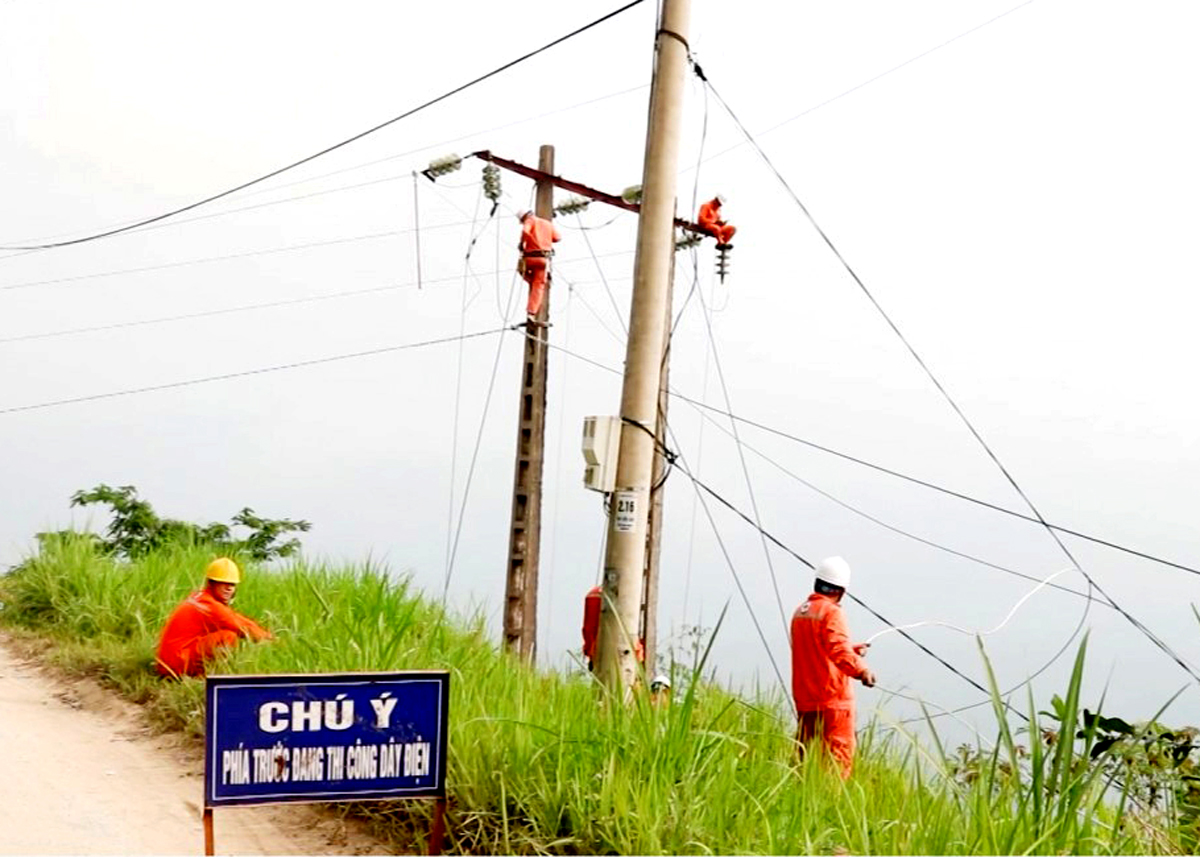 Điện lực huyện Hoàng Su Phì kiểm tra, xử lý sự cố lưới điện tại xã Sán Sả Hồ. Ảnh: PV