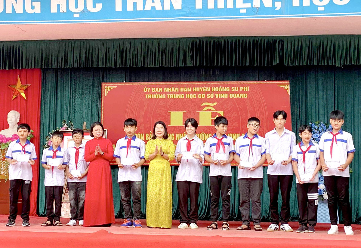 Trường THCS Vinh Quang (Hoàng Su Phì) khen thưởng cho các em học sinh có thành tích học tập tốt, năm học 2023 - 2024.