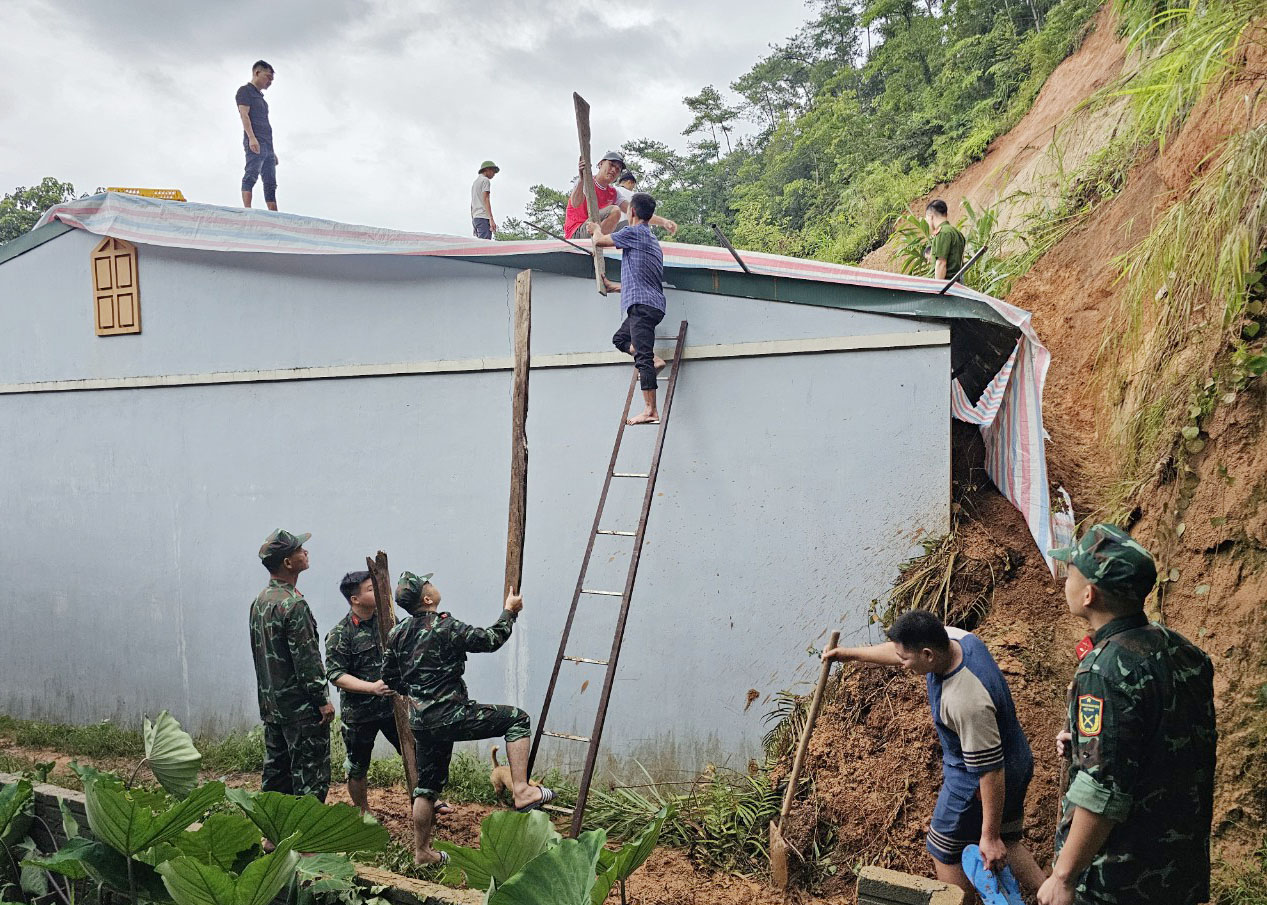 Cán bộ, chiến sỹ Ban CHQS huyện Hoàng Su Phì và các lực lượng giúp đỡ người dân khắc phục hậu quả thiên tai. Ảnh: Văn Đô