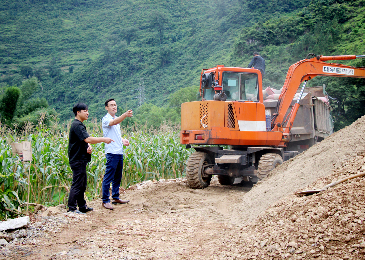 Lãnh đạo xã Cán Tỷ kiểm tra tuyến đường từ thôn Xín Suối Hồ đi xã Bát Đại Sơn.