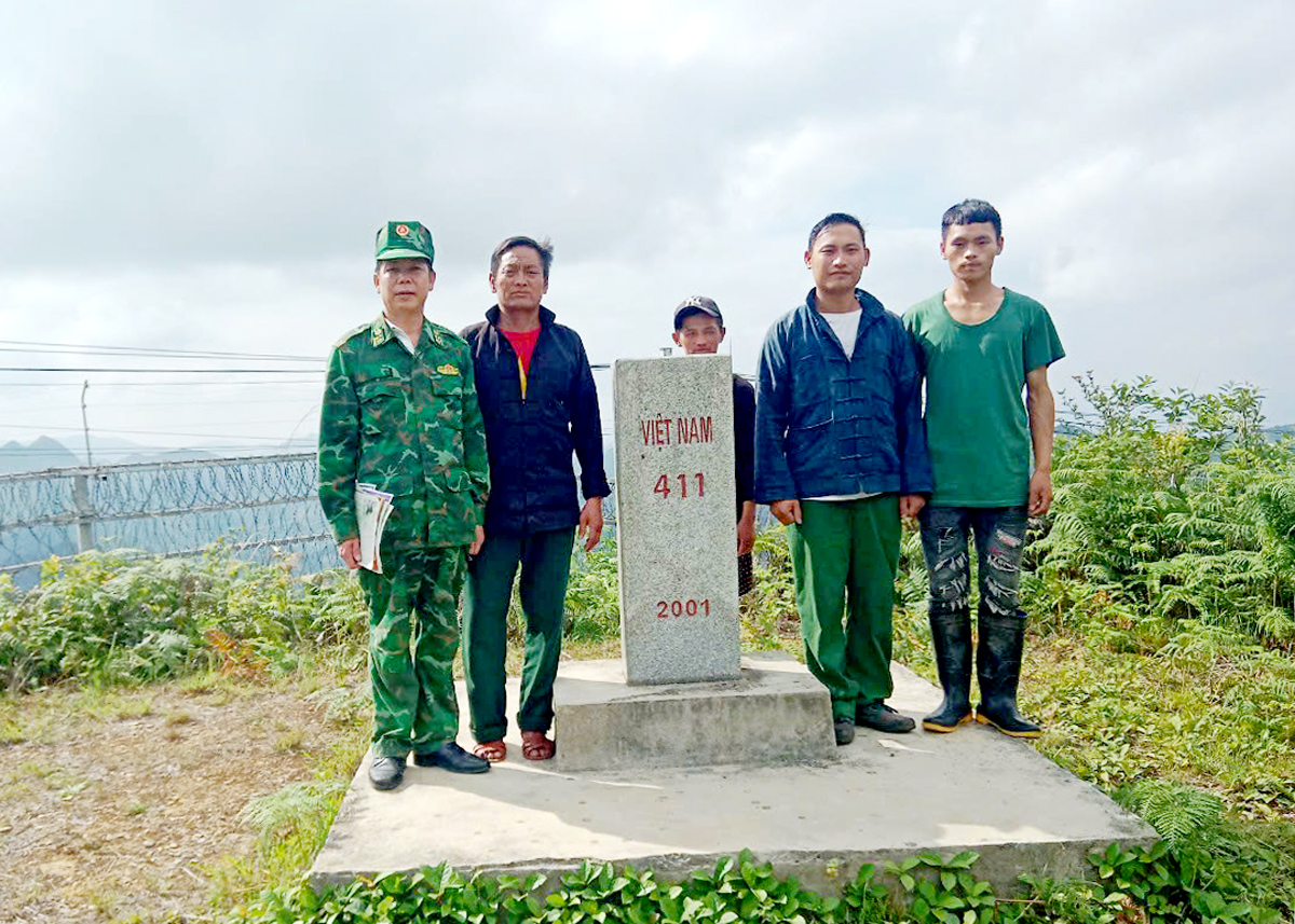 Cán bộ Đồn Biên phòng Lũng Cú cùng nhân dân thôn Má Lầu B tuần tra bảo vệ cột mốc.