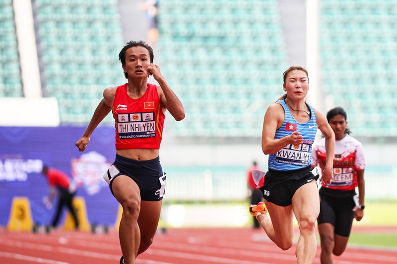 Tran Thi Nhi Yen (L) is Vietnamese runner at the Paris Olympics in July