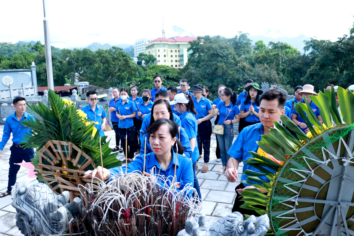 Đoàn Khối Cơ quan – Doanh nghiệp tỉnh thắp hương tri ân, tưởng nhớ các Anh hùng liệt sỹ tại Nghĩa trang Liệt sỹ thành phố Hà Giang.