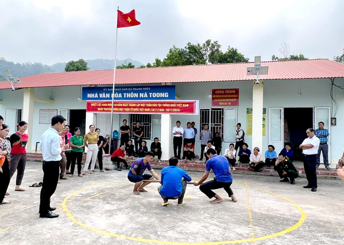 Nâng cao đời sống vật chất, tinh thần cho người dân là giải pháp cơ bản và lâu dài để hạn chế việc tự tử. 
Trong ảnh: Người dân xã Thanh Thủy (Vị Xuyên) giao lưu thể thao.    Ảnh: CTV