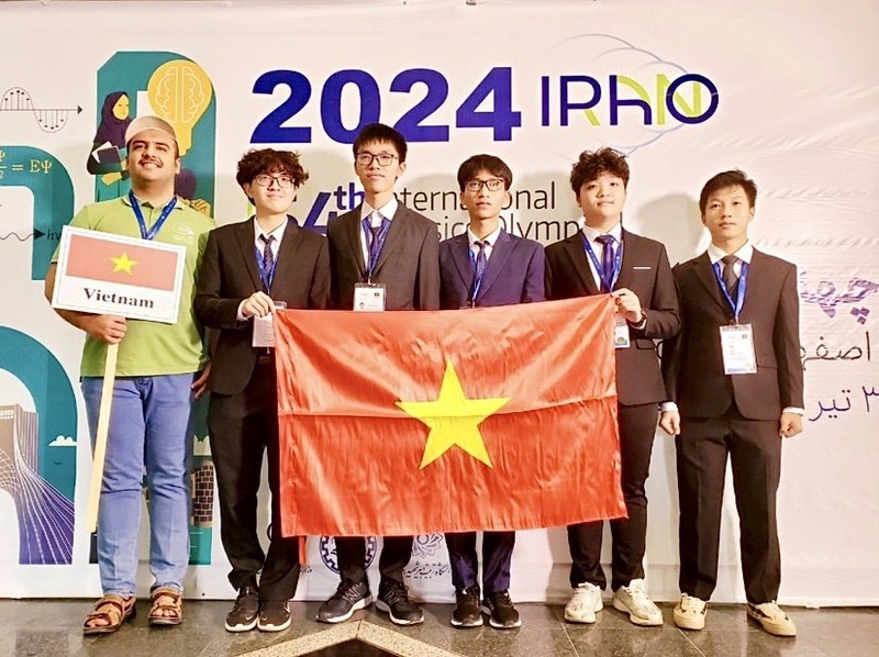 Vietnamese students win two gold and three silver medals at the 2024 International Physics Olympiad.