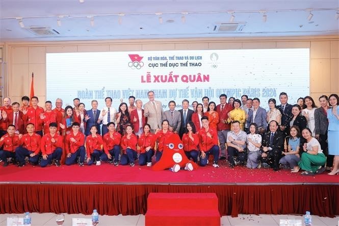 The Vietnamese sporting delegation and delegates at the send-off ceremony in Hanoi on July 17.