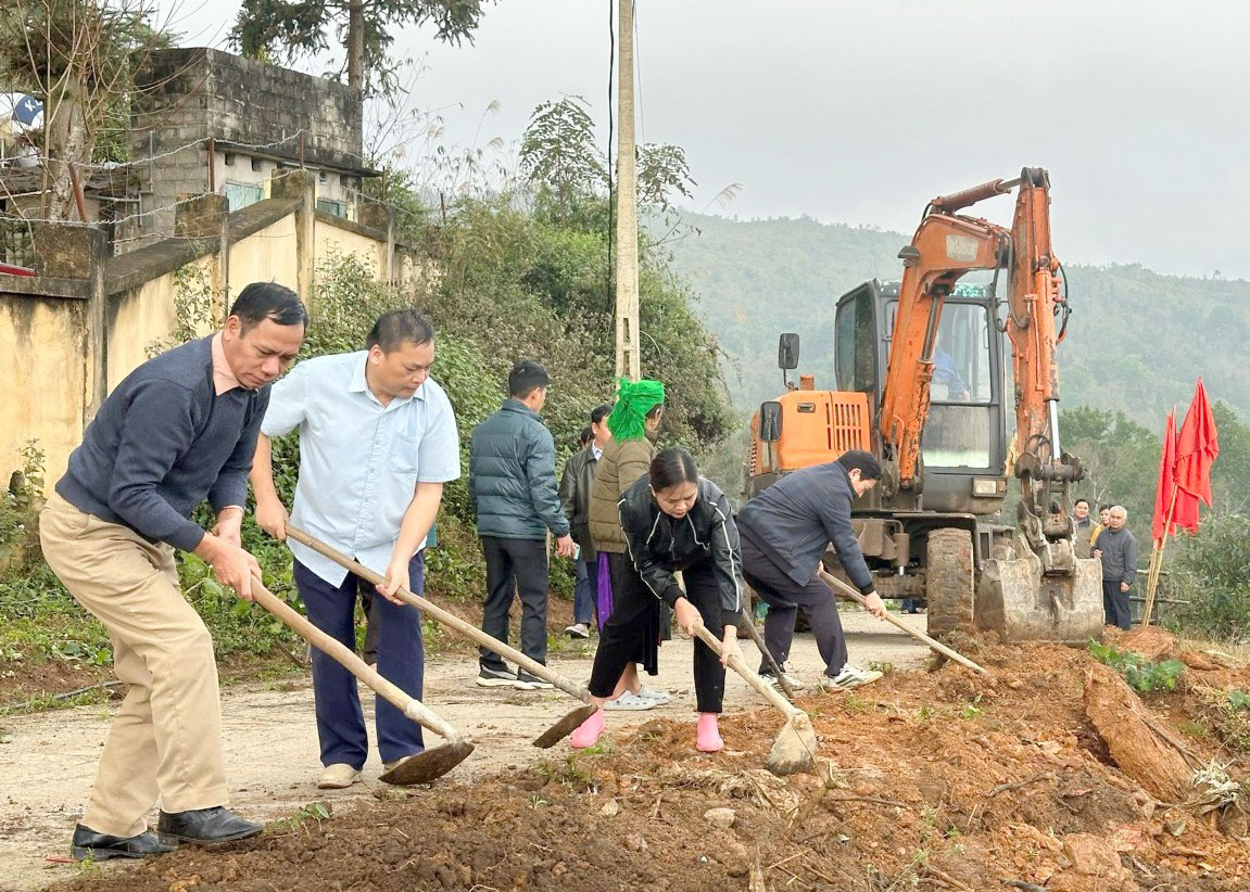 Xã Đông Minh (Yên Minh) thực hiện công trình mở rộng đường giao thông chào mừng Đại hội MTTQ các cấp.