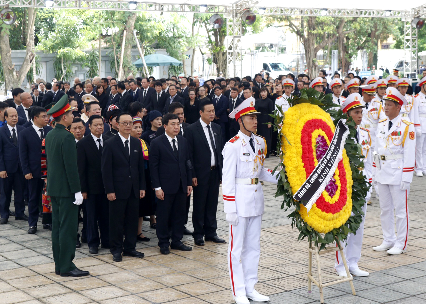 Đoàn đại biểu tỉnh Hà Giang do đồng chí Nguyễn Mạnh Dũng, Quyền Bí thư Tỉnh uỷ làm trưởng đoàn vào viếng Tổng Bí thư Nguyễn Phú Trọng. Ảnh: Đức Cường (Báo điện tử Đảng cộng sản).