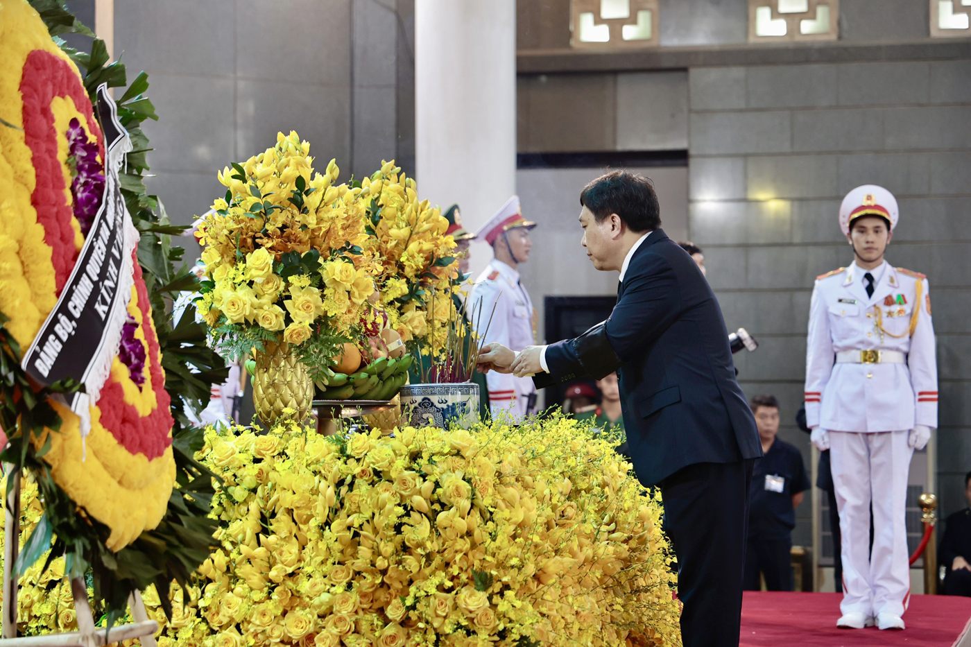 Acting Secretary of Ha Giang Provincial Party Committee Nguyen Manh Hung offers incense to commemorate General Secretary Nguyen Phu Trong.