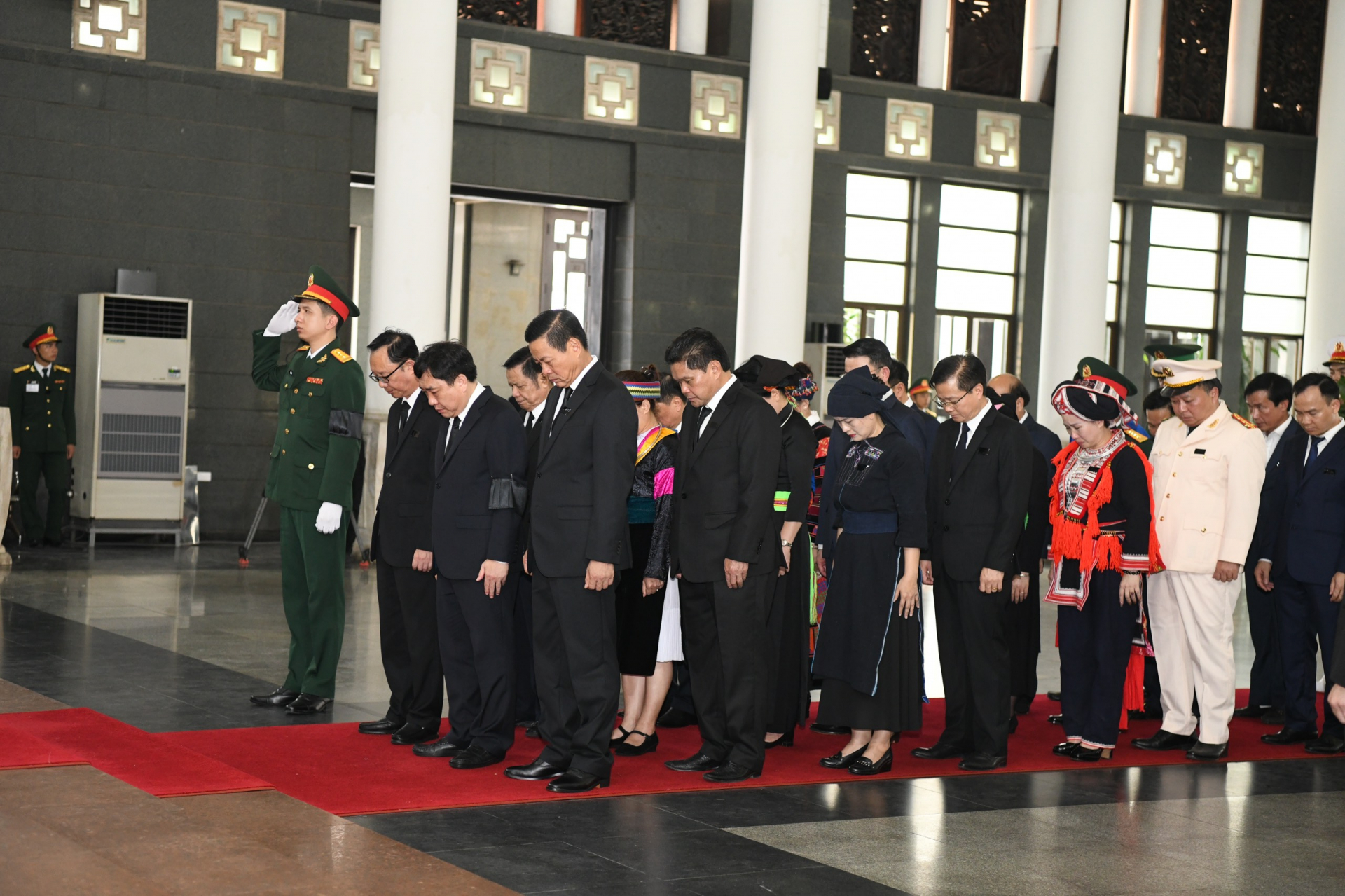 The delegates observe a minute of silence to commemorate General Secretary Nguyen Phu Trong.