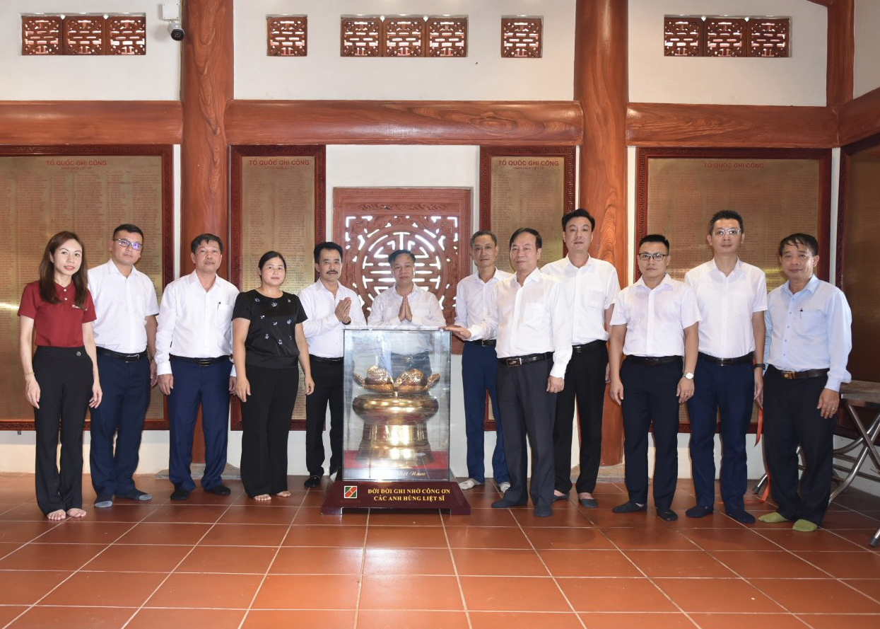 Đoàn công tác dâng hương, dâng hoa và vật phẩm đặc biệt Trống đồng - Hoa Sen tại Nghĩa trang Liệt sỹ Quốc gia Vị Xuyên.