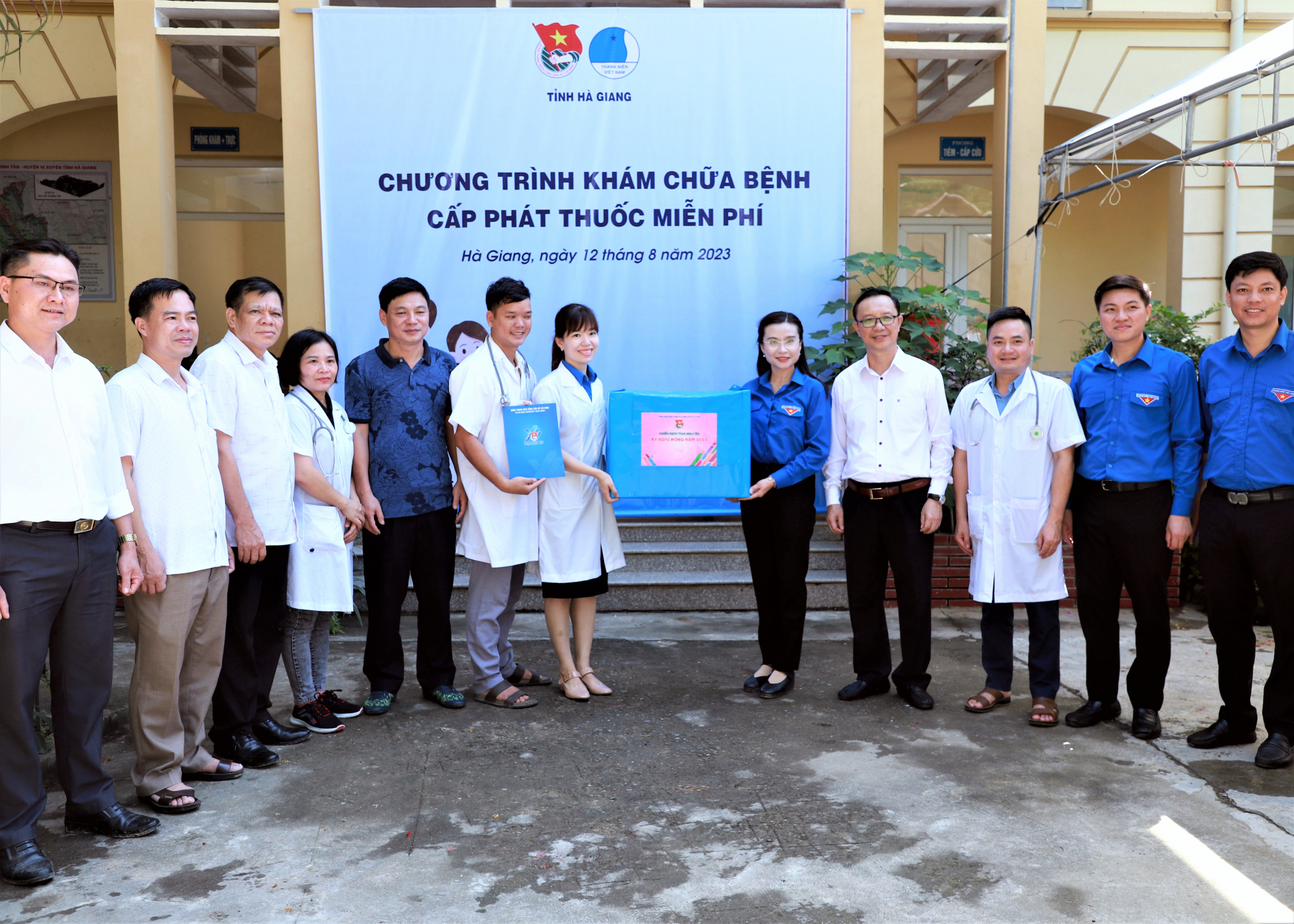 Tặng quà đội hình “Kỳ nghỉ hồng” khám, tư vấn và phát thuốc miễn phí tại Trạm Y tế xã Minh Tân.