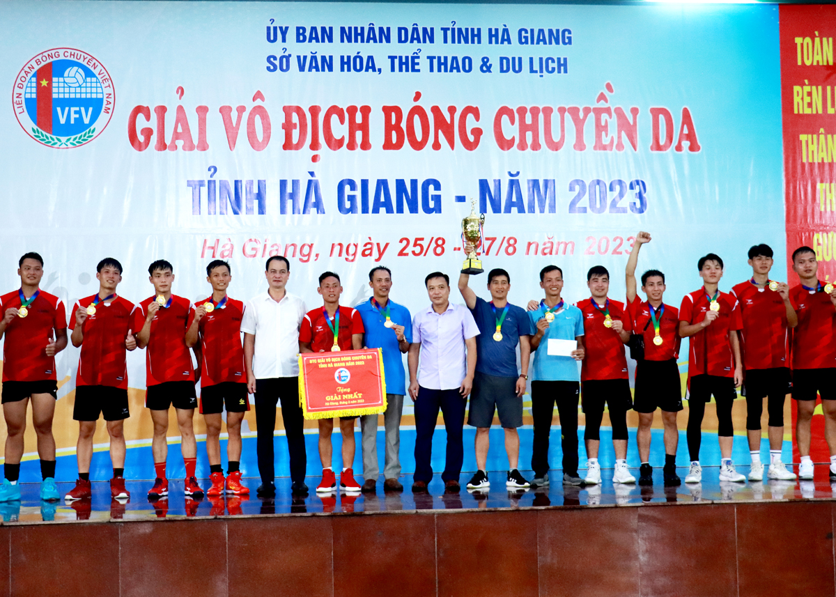 Ban tổ chức trao Cúp vô địch cho đội nam Vị Xuyên.
