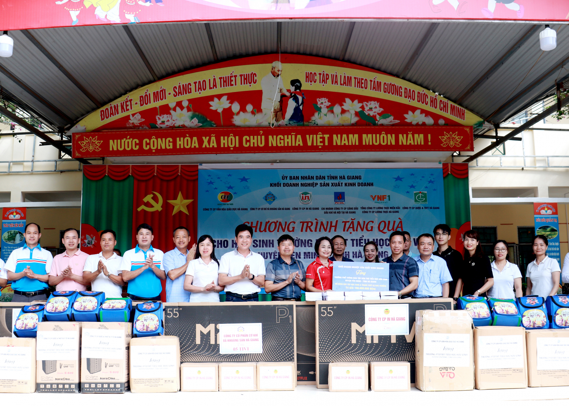 Đại diện Khối Doanh nghiệp sản xuất kinh doanh tỉnh Hà Giang tặng quà Trường Phổ thông Dân tộc Bán trú Tiểu học xã Hữu Vinh.