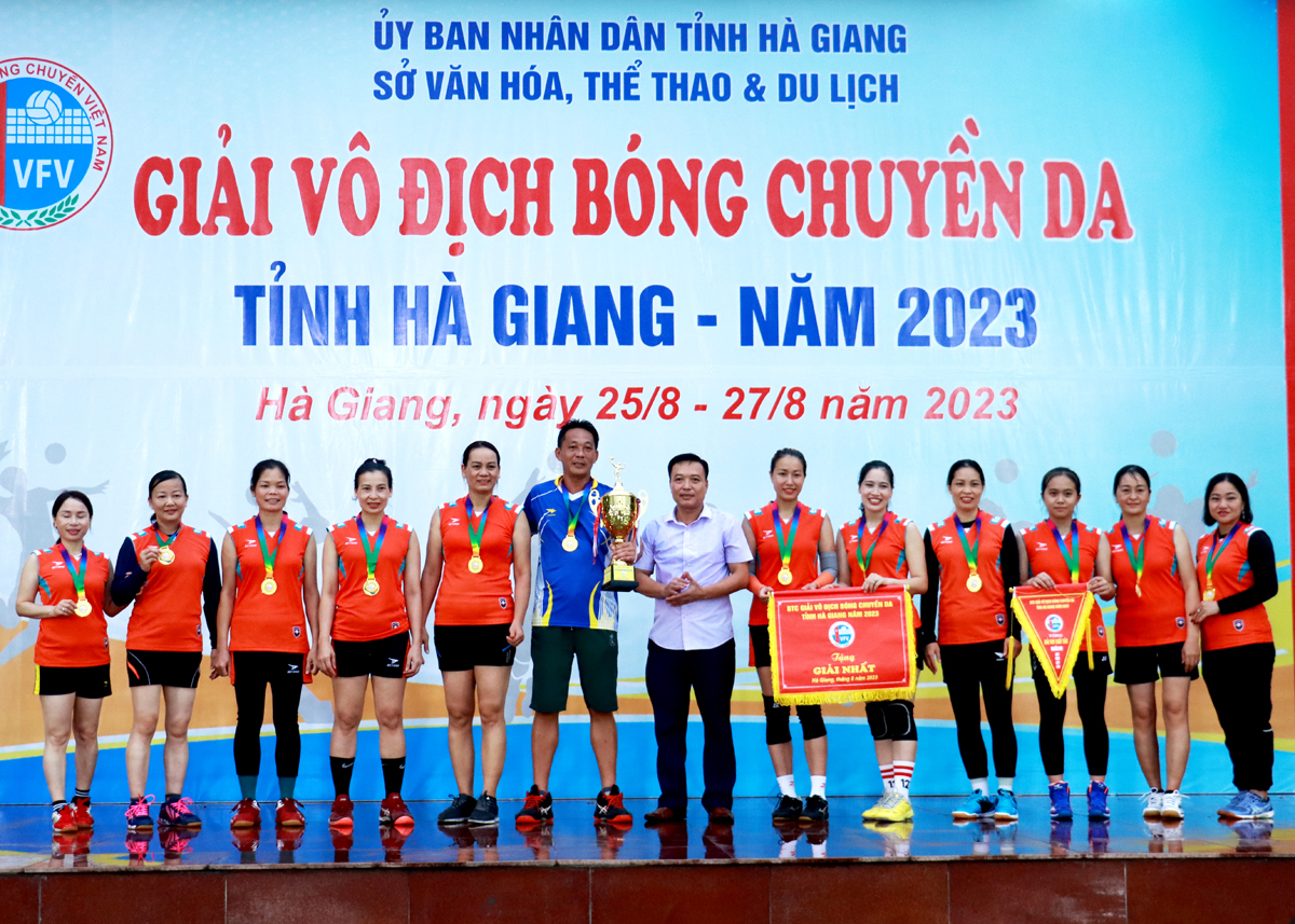 Đội nữ thành phố Hà Giang giành Cúp vô địch.