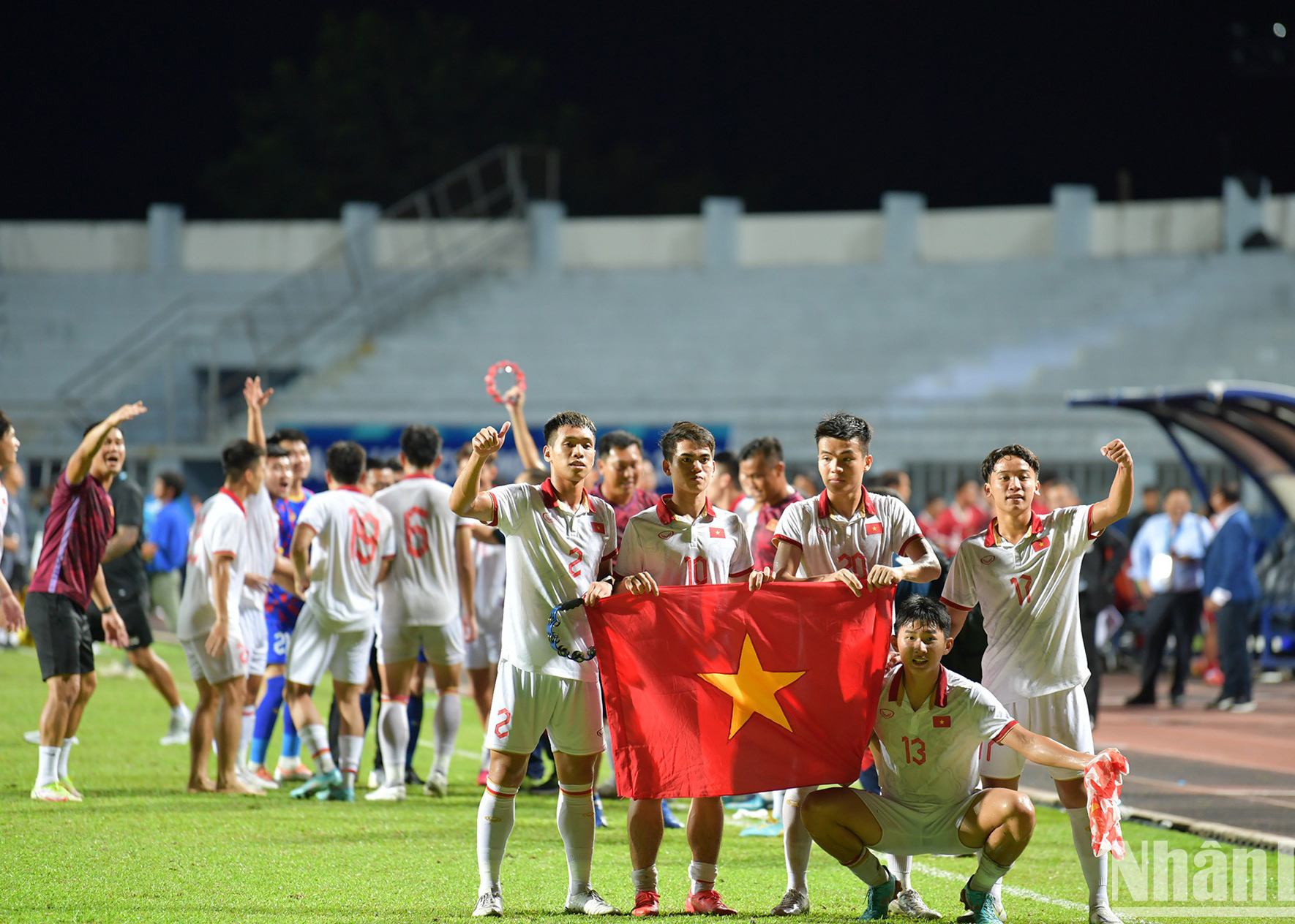 Các cầu thủ ăn mừng cùng Quốc kỳ Việt Nam.