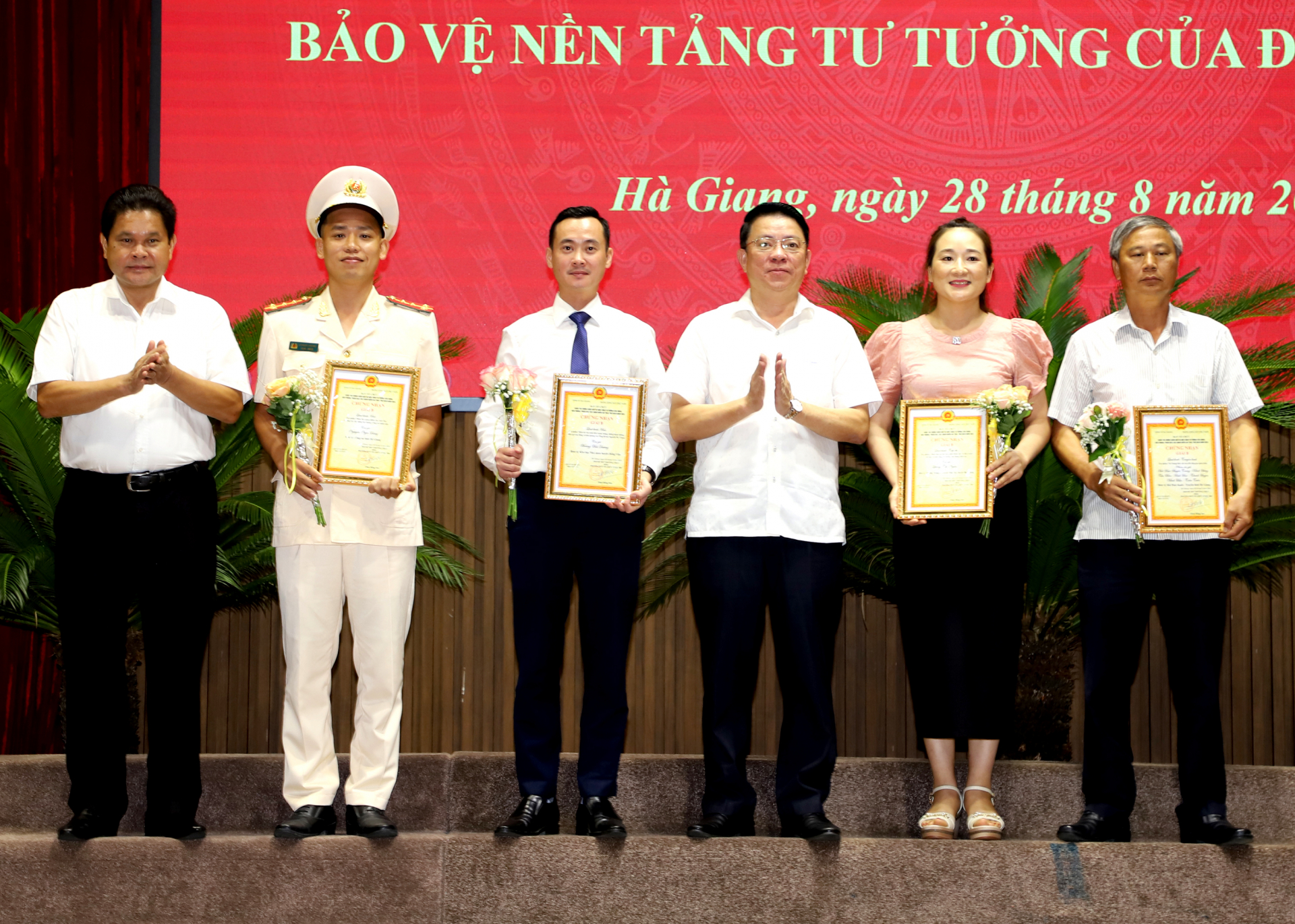 Chủ tịch Ủy ban MTTQ tỉnh Vàng Seo Cón và Trưởng ban Dân vận Tỉnh ủy Trần Mạnh Lợi trao giải B cuộc thi Chính luận cho các tác giả, nhóm tác giả.