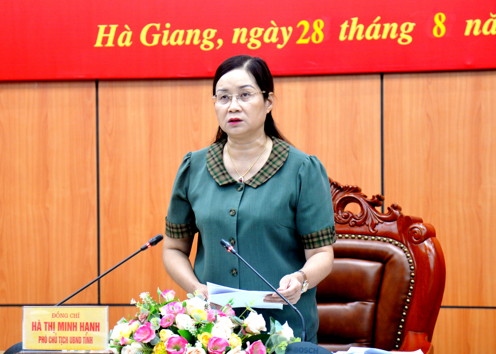Phó Chủ tịch UBND tỉnh Hà Thị Minh Hạnh phát biểu tham luận tại hội nghị
