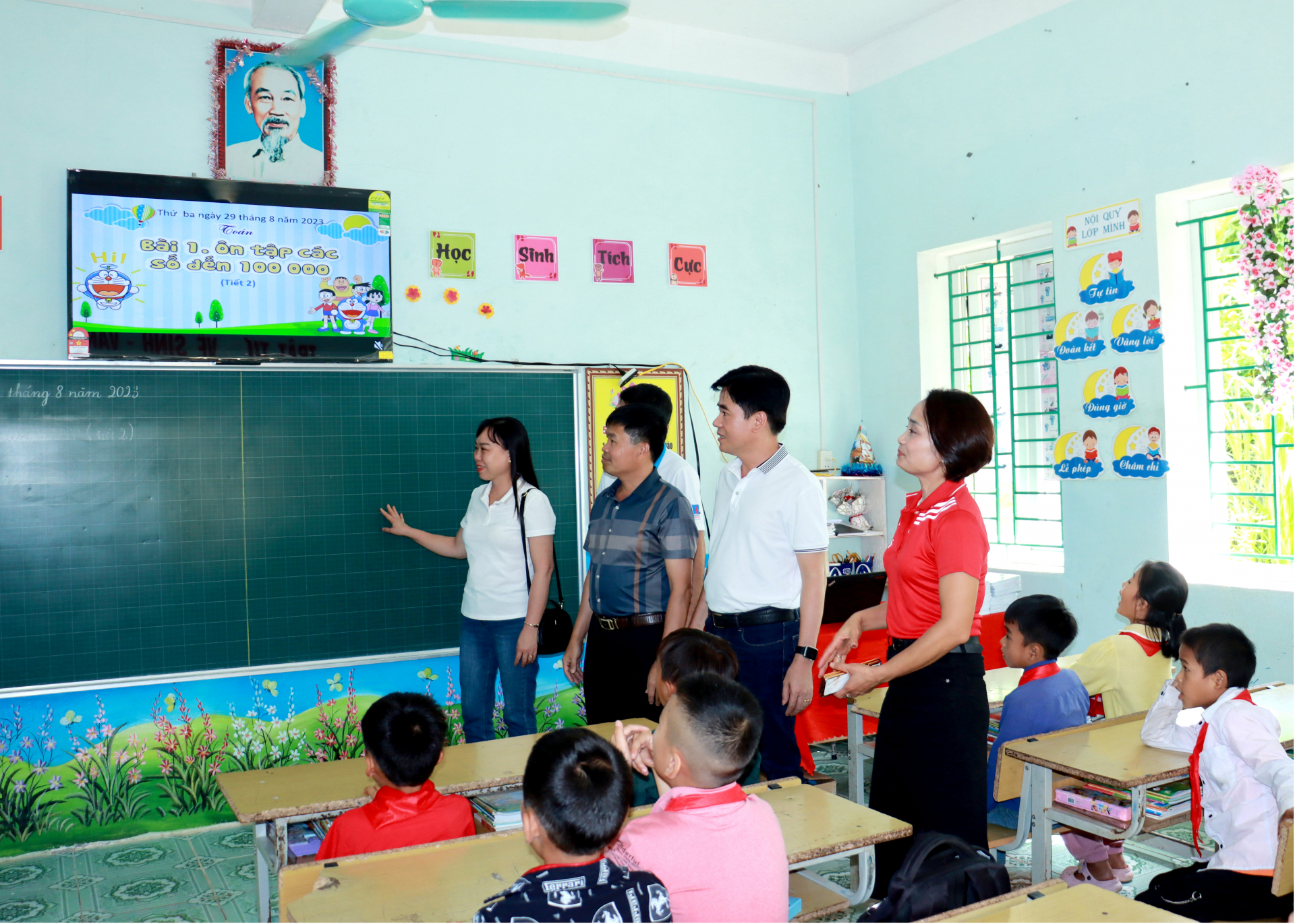 Các đại biểu tham quan cơ sở vật chất Trường Phổ thông Dân tộc Bán trú Tiểu học xã Hữu Vinh.