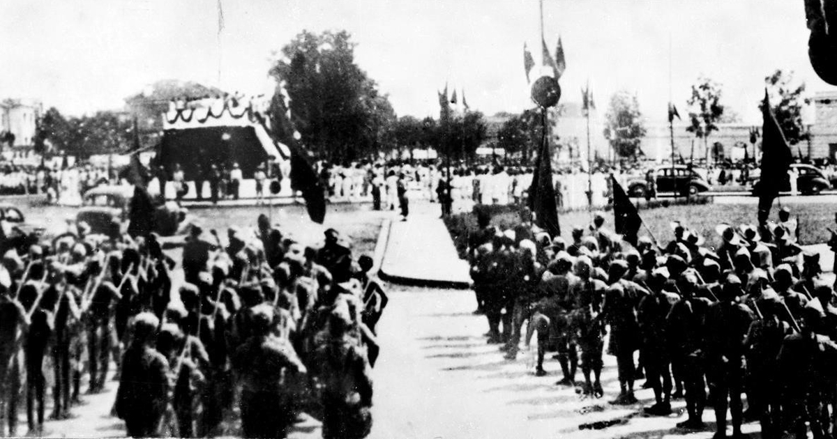 Đông đảo nhân dân tập trung tại Quảng trường Ba Đình nghe Chủ tịch Hồ Chí Minh đọc Tuyên ngôn Độc Lập ngày 2/9/1945. 