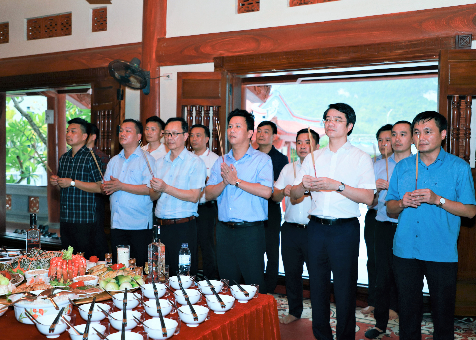 Bộ trưởng Bộ TN&MT Đặng Quốc Khánh cùng các đồng chí lãnh đạo tỉnh dâng hương trong Đền thờ các AHLS.
