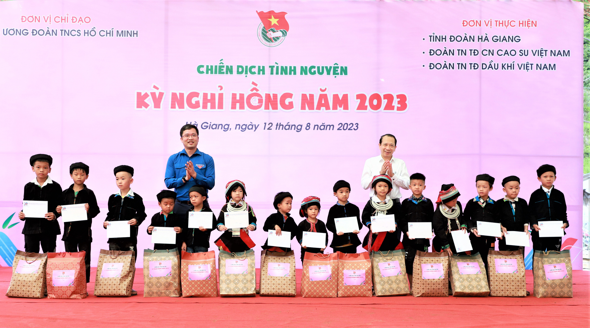 Phó Chủ tịch UBND tỉnh Trần Đức Quý cùng lãnh đạo T.Ư Đoàn tặng quà cho các em học sinh có hoàn cảnh khó khăn.