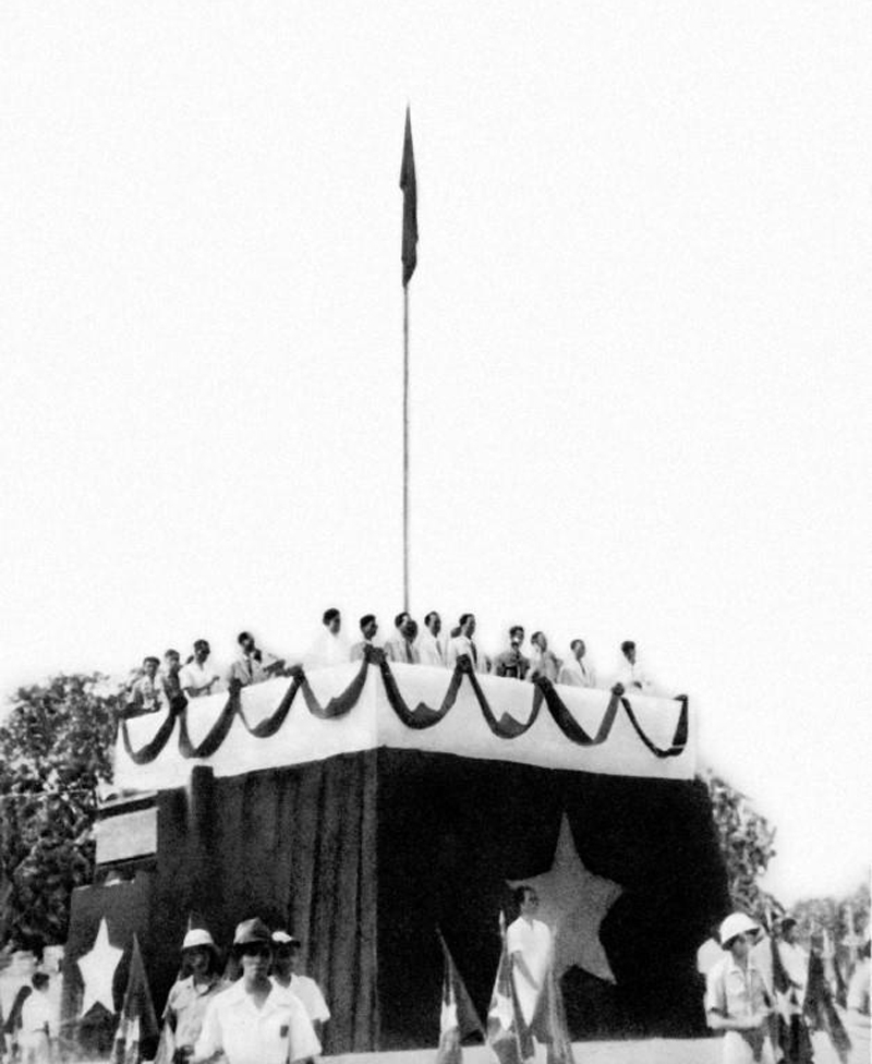 Ngày 2/9/1945, tại Quảng trường Ba Đình lịch sử, Chủ tịch Hồ Chí Minh đọc Tuyên ngôn Độc lập, khai sinh nước Việt Nam Dân chủ Cộng hòa.