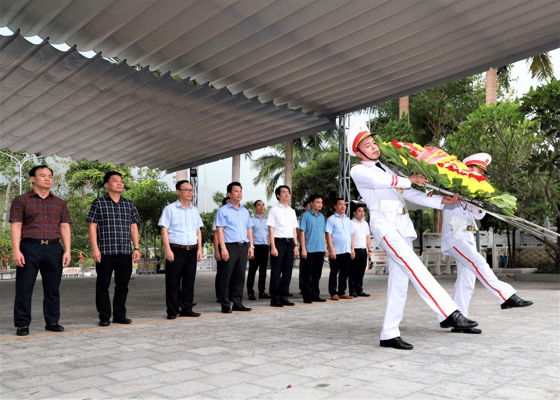 Bộ trưởng Bộ TN&MT Đặng Quốc Khánh cùng các đồng chí lãnh đạo tỉnh dâng vòng hoa tưởng nhớ các AHLS.