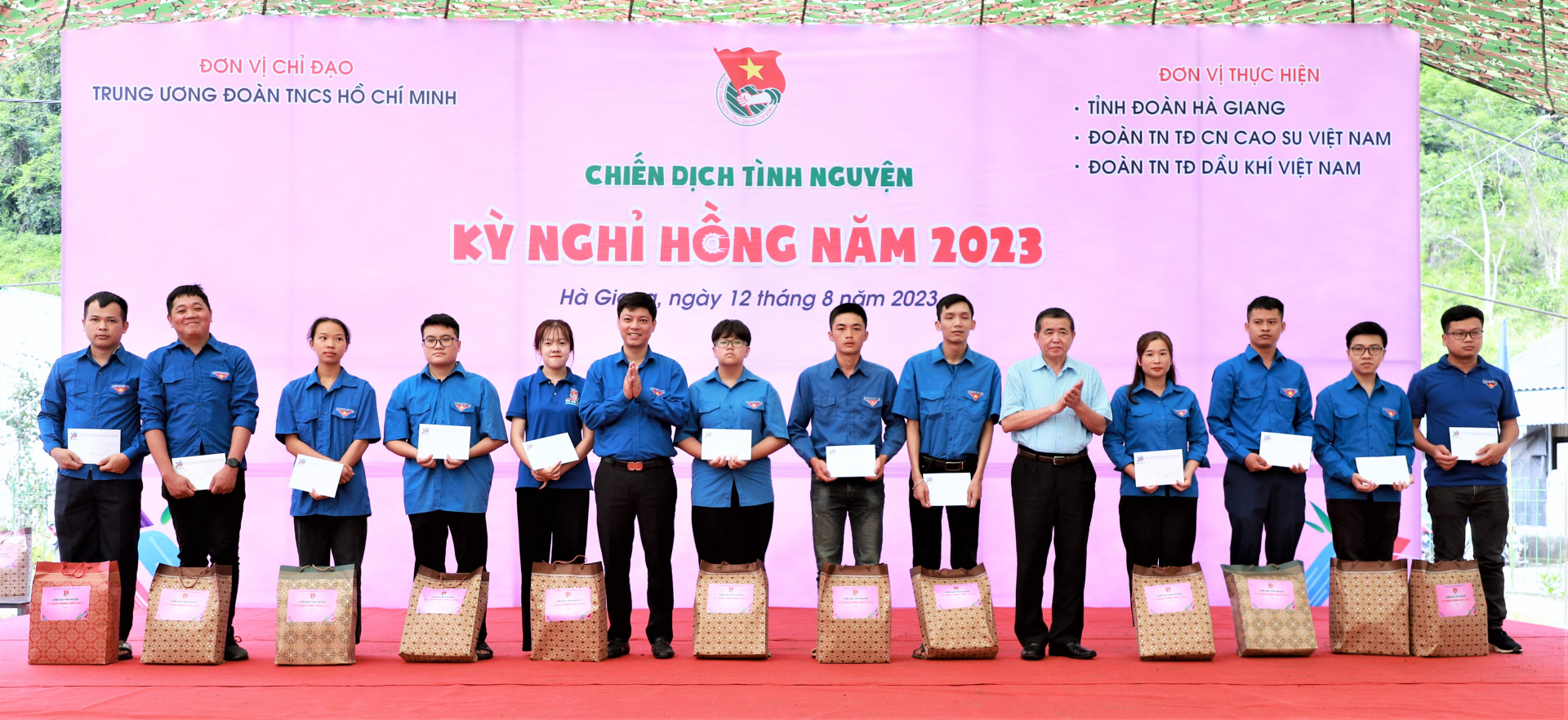 Lãnh đạo Ban Tổ chức Tỉnh ủy và lãnh đạo T.Ư Đoàn tặng quà cho các đoàn viên thanh niên có hoàn cảnh khó khăn.