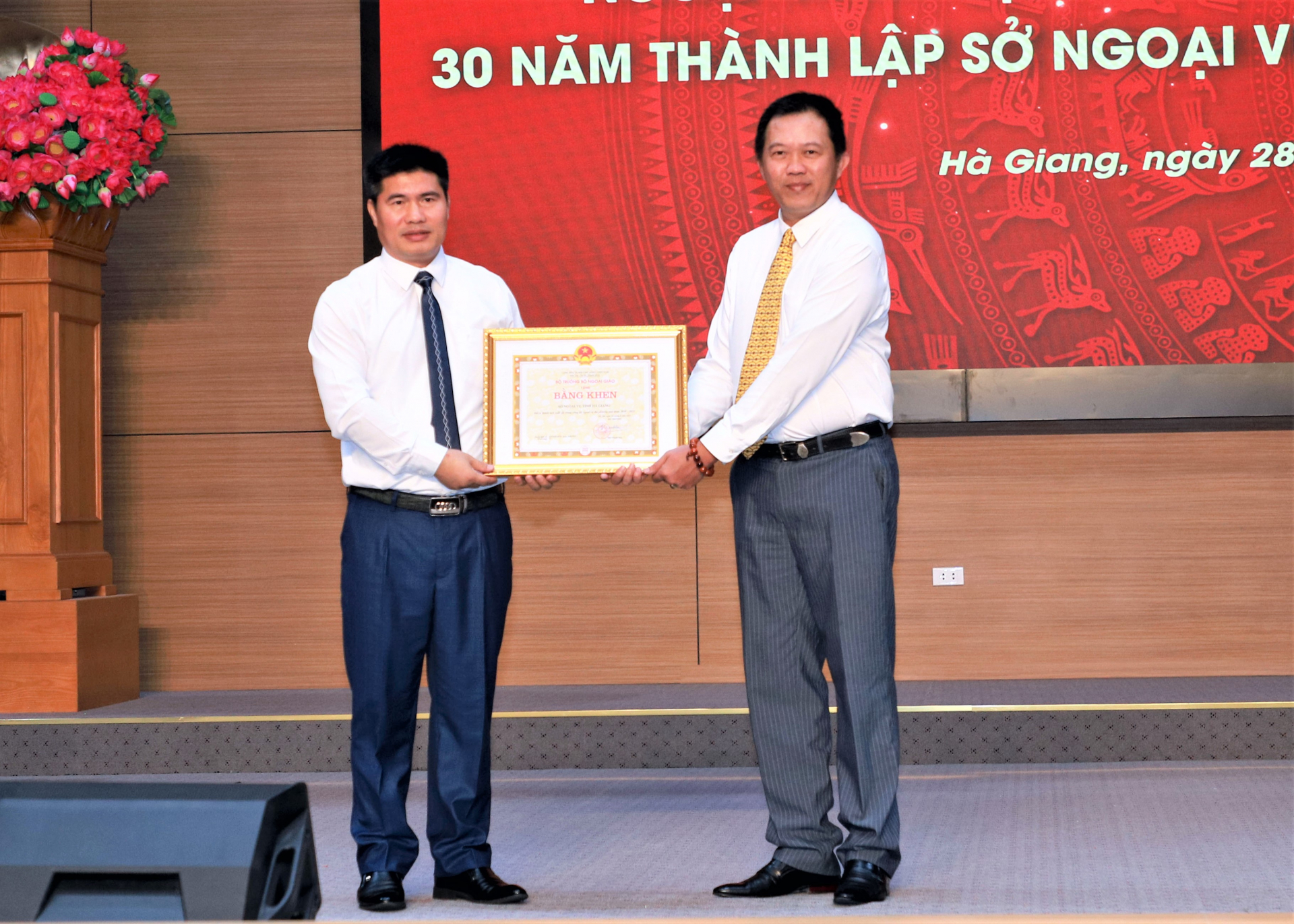 Giám đốc Sở Ngoại vụ Đỗ Quốc Hương đón nhận Bằng khen của Bộ trưởng Bộ Ngoại giao vì Sở đã có thành tích xuất sắc trong công tác ngoại vụ địa phương giai đoạn 2020 - 2022.
