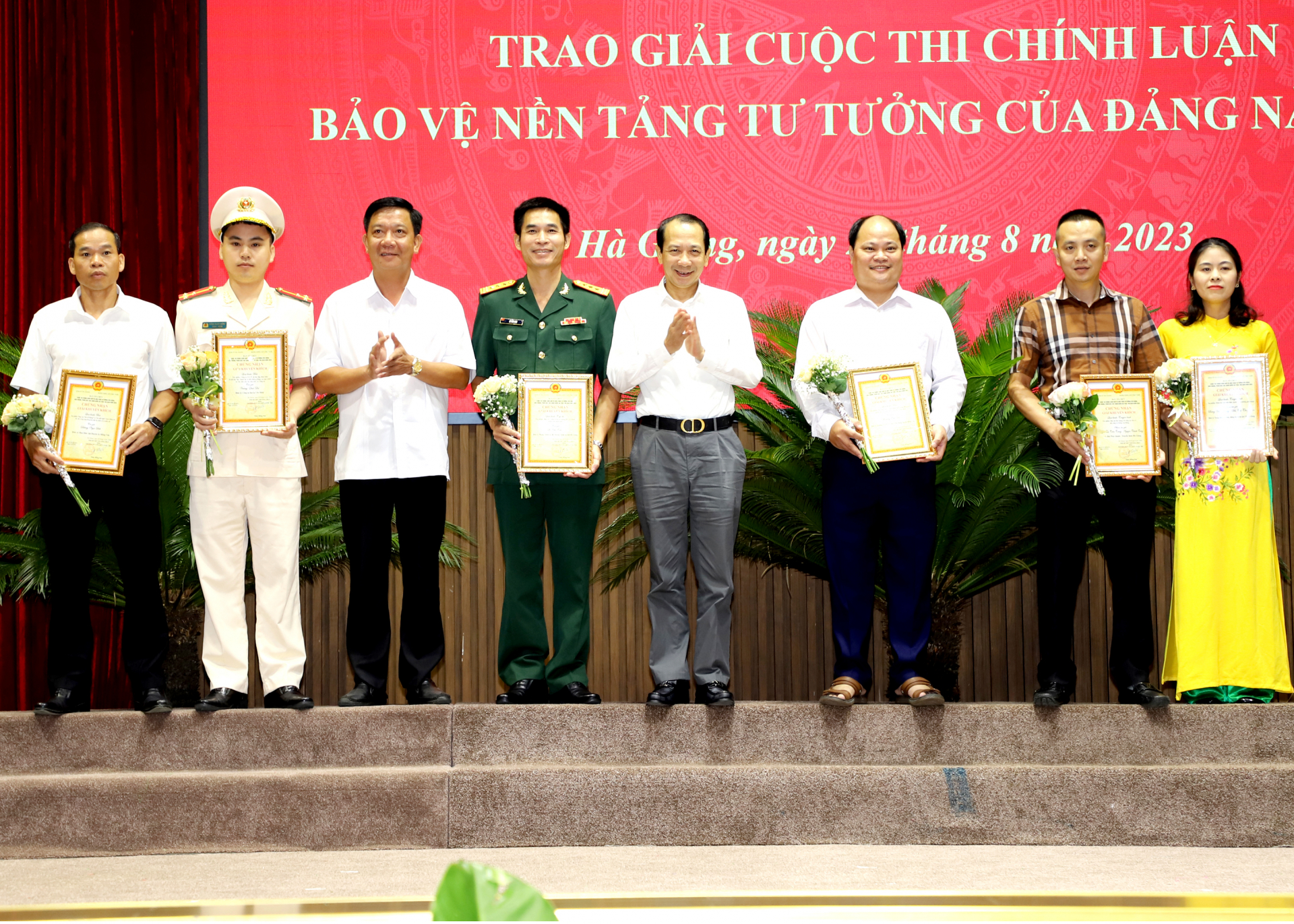Phó Chủ tịch UBND tỉnh Trần Đức Quý và Phó Trưởng ban Thường trực Ban Tuyên giáo Tỉnh ủy Trần Khánh Lâm trao giải Khuyến khích cuộc thi Chính luận cho các tác giả