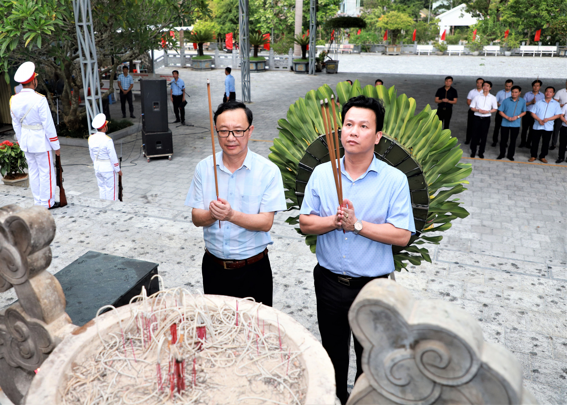 Bộ trưởng Bộ TN&MT Đặng Quốc Khánh cùng lãnh đạo tỉnh dâng hương tưởng nhớ các AHLS.
