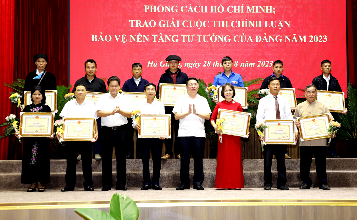 Chủ tịch Ủy ban MTTQ tỉnh Vàng Seo Cón và Trưởng ban Dân vận Tỉnh ủy Trần Mạnh Lợi trao Bằng khen cho các cá nhân.