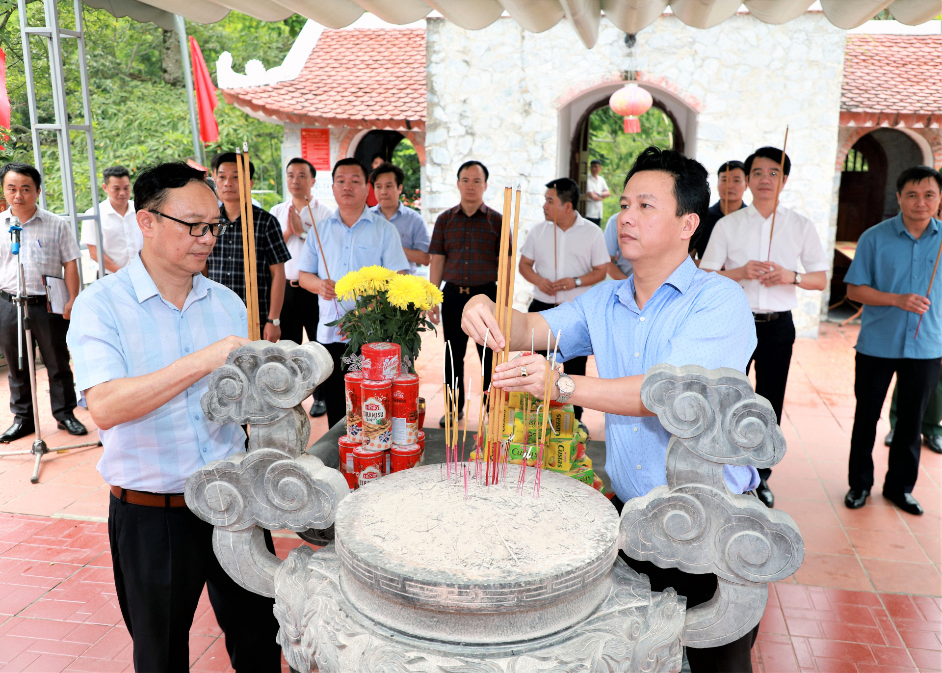 Bộ trưởng Bộ TN&MT Đặng Quốc Khánh cùng các đồng chí lãnh đạo tỉnh dâng hương tưởng nhớ các AHLS tại Đền thờ các AHLS Mặt trận Vị Xuyên trên điểm cao 468, thôn Nặm Ngặt, xã Thanh Thủy.