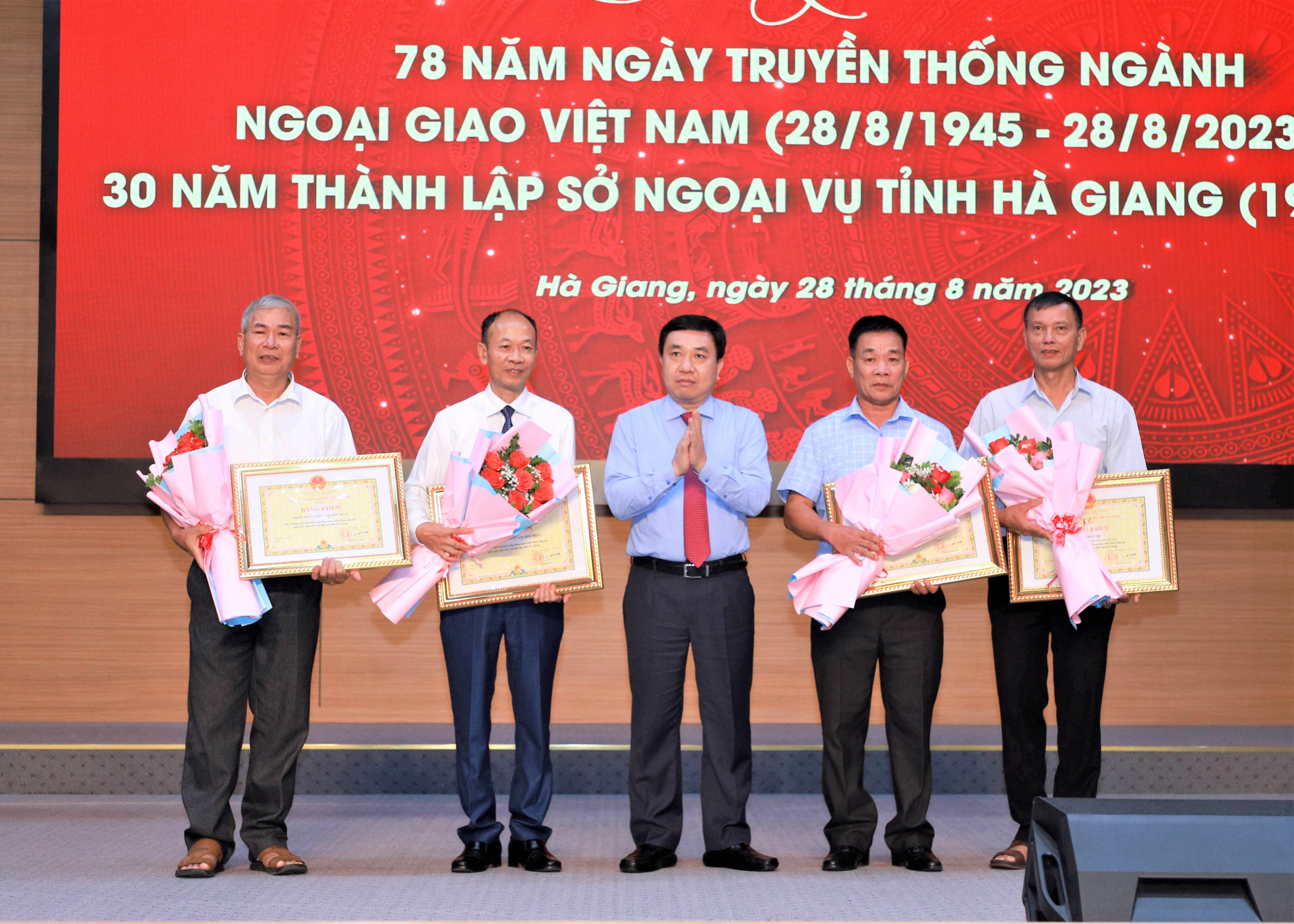 Quyền Bí thư Tỉnh ủy Nguyễn Mạnh Dũng trao Bằng khen của UBND tỉnh cho các tập thể có thành tích xuất sắc trong tham mưu triển khai công tác phân giới cắm mốc trên địa bàn tỉnh.