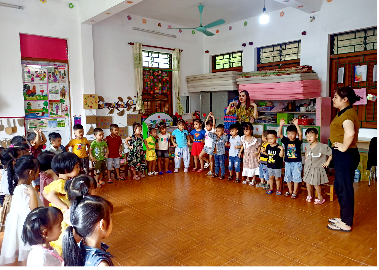 Nhiều hoạt động văn nghệ, trò chơi được các giáo viên trường Mầm non Tam Sơn (Quản Bạ) tổ chức trong ngày đầu tựu trường