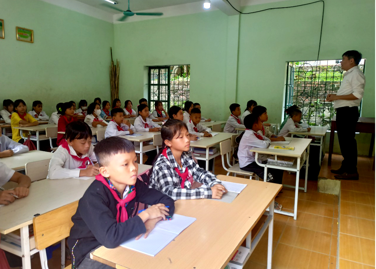 Các thầy, cô giáo Trường PTDTBT THCS Minh Tân (Vị Xuyên) phổ biến quy chế, nề nếp lớp học với các em học sinh lớp 6