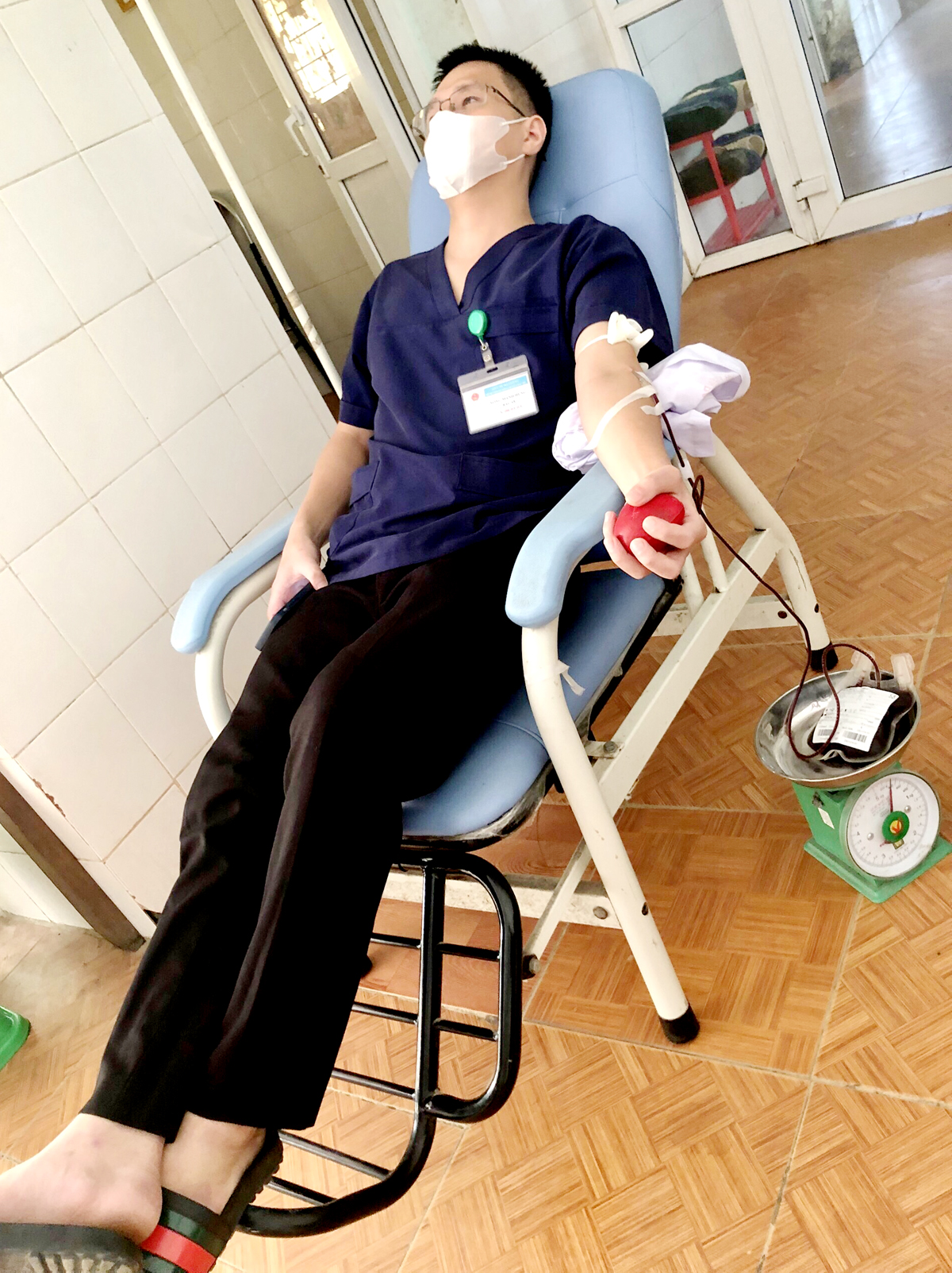 Y, bác sỹ Bệnh viện Đa khoa huyện Bắc Mê hiến máu cứu sản phụ. Ảnh: CTV