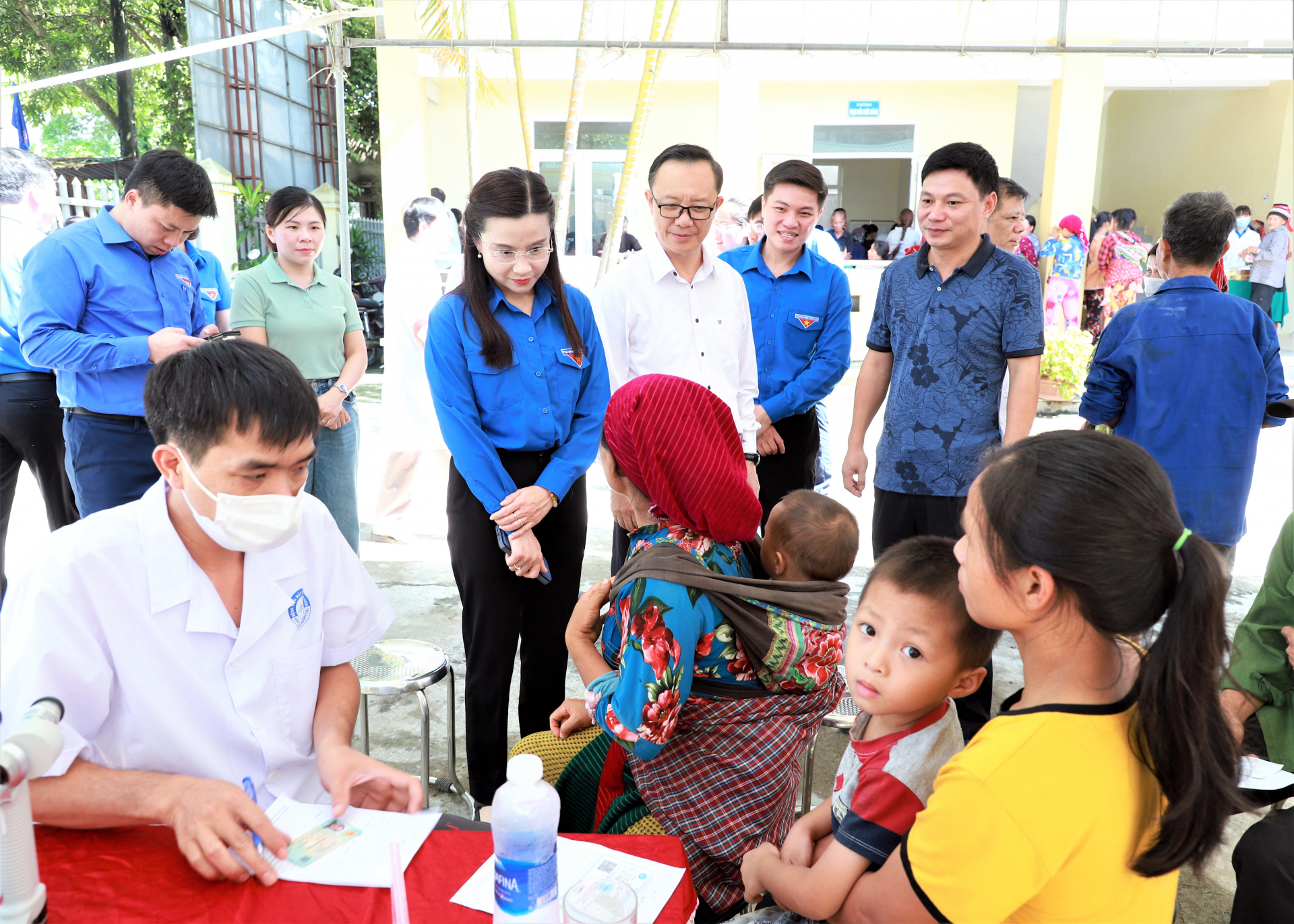 Phó Bí thư Thường trực Tỉnh ủy, Chủ tịch HĐND tỉnh Thào Hồng Sơn và Bí thư T.Ư Đoàn, Chủ tịch Hội đồng Đội T.Ư Nguyễn Phạm Duy Trang cùng các đại biểu thăm đội hình “Kỳ nghỉ hồng” khám, tư vấn và phát thuốc miễn phí tại Trạm Y tế xã Minh Tân.